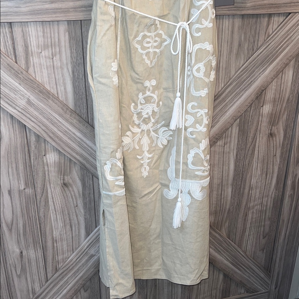 Vince Camuto Beige Midi Dress with White Embroidery - Picture 4 of 7
